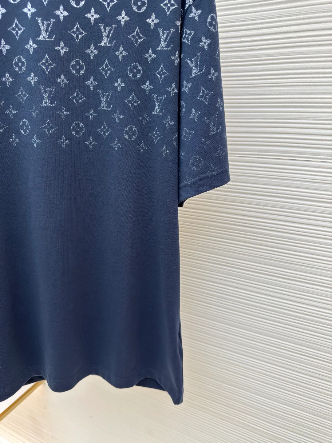 LOUIS VUITTON Gradient presbyopic T-shirt ●Authentic product: purchased and developed by 8450 ●Item number: 1680204-A10 ●Fabric: refined sulfur cotton fabric ●Technology: printing production ●Version: fitted version ●Weight: about 305 grams ●Size: XS-S-M-L ●Description: The fabric is made of 32s double-ply combed cotton compact siro-spun yarn, matched with 1*1 flat knitted cotton thread. The entire garment's front and rear panels, left and right sleeves, are printed with Kornit white ink digital direct injection. The first draft is made based on the Y-plate scanned pattern, and the clarity of the first draft is corrected by hand to ensure that the printed flower pieces have a gradient and orderly visual effect. The overall wiring is straight and delicate, the fabric is comfortable and soft, and the color is consistent without color difference. It can be matched with the same style to create a fashionable look and control various occasions. Customized accessories, complete with three standards, same style for men and women!